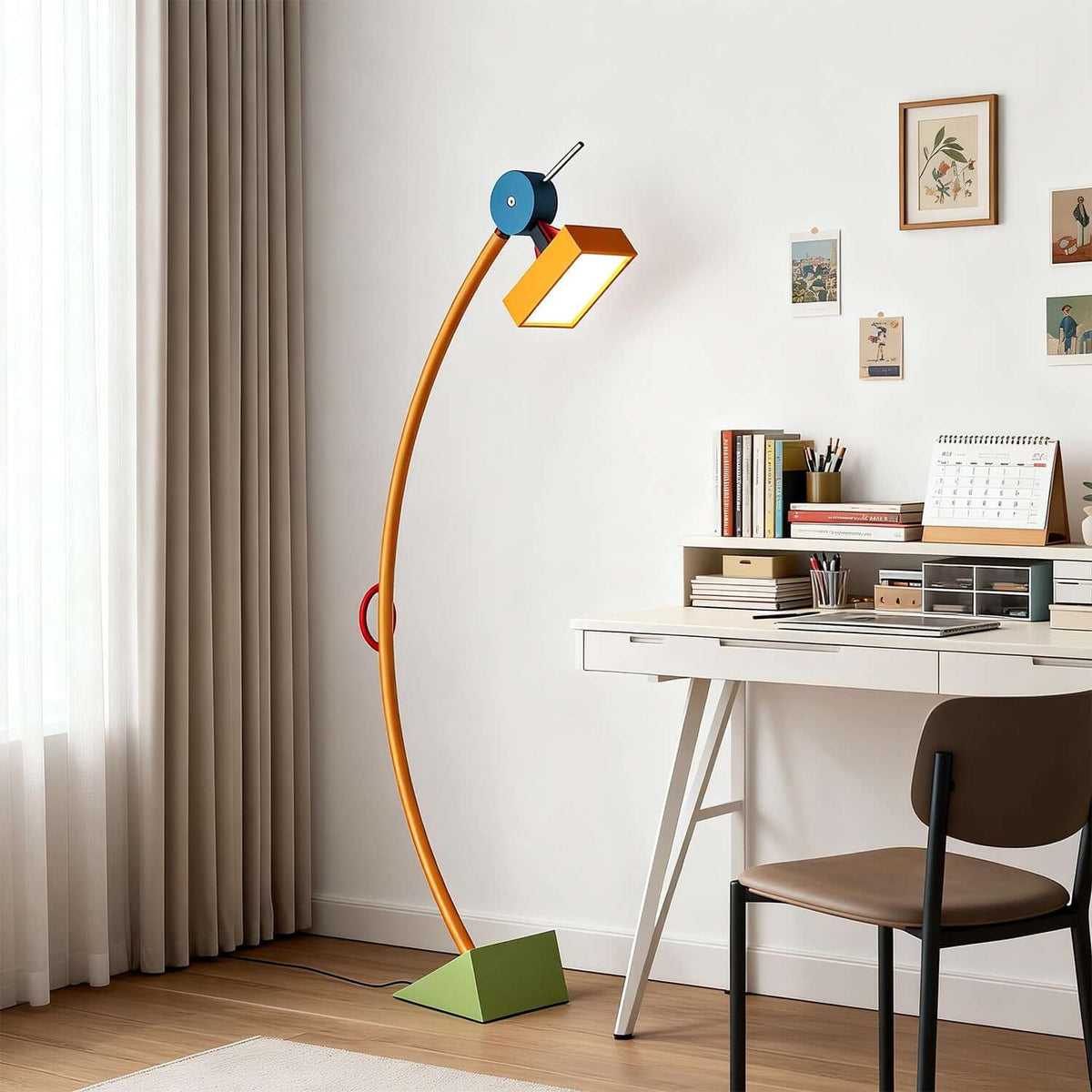 Lámpara de pie de arco Tucana – junto a un escritorio y cortinas grises