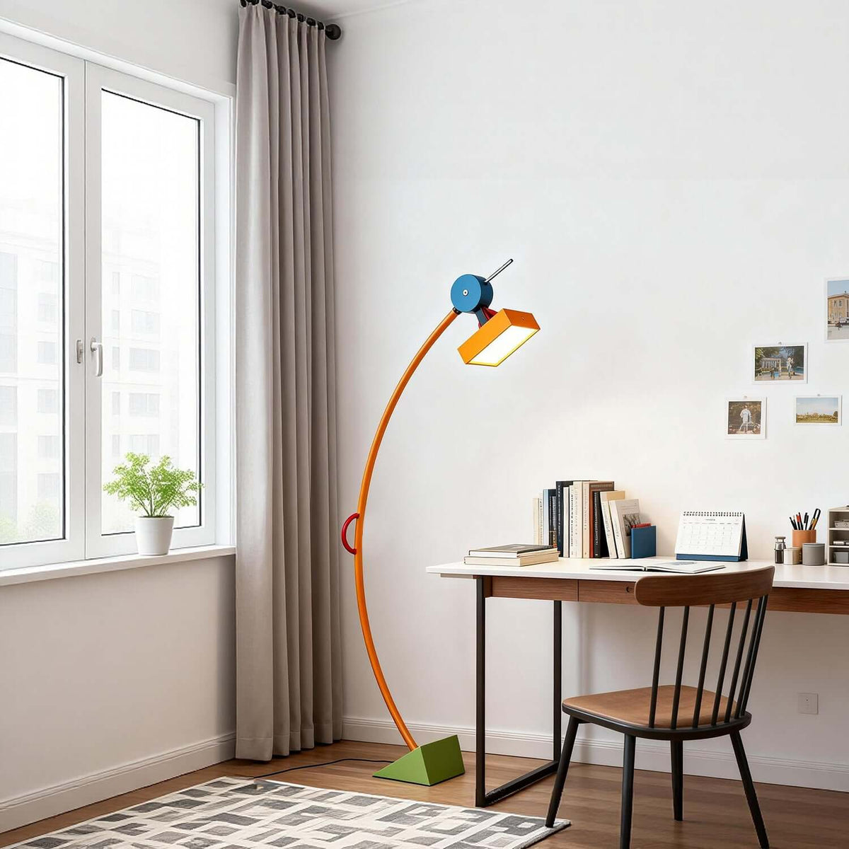 Lámpara de pie de arco Tucana – junto a una ventana y un escritorio