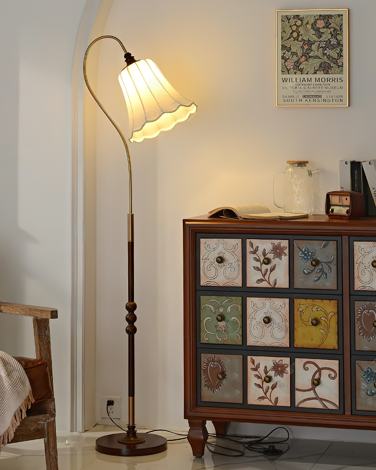 Lámpara de pie tulipán Tulema en un salón de estilo vintage – imagen 3