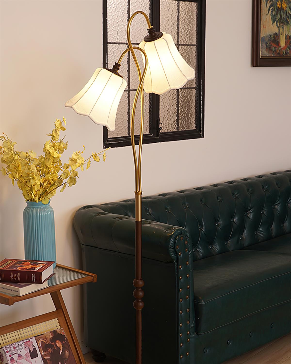 Lámpara de pie tulipán Tulema en un salón de estilo vintage – imagen 4