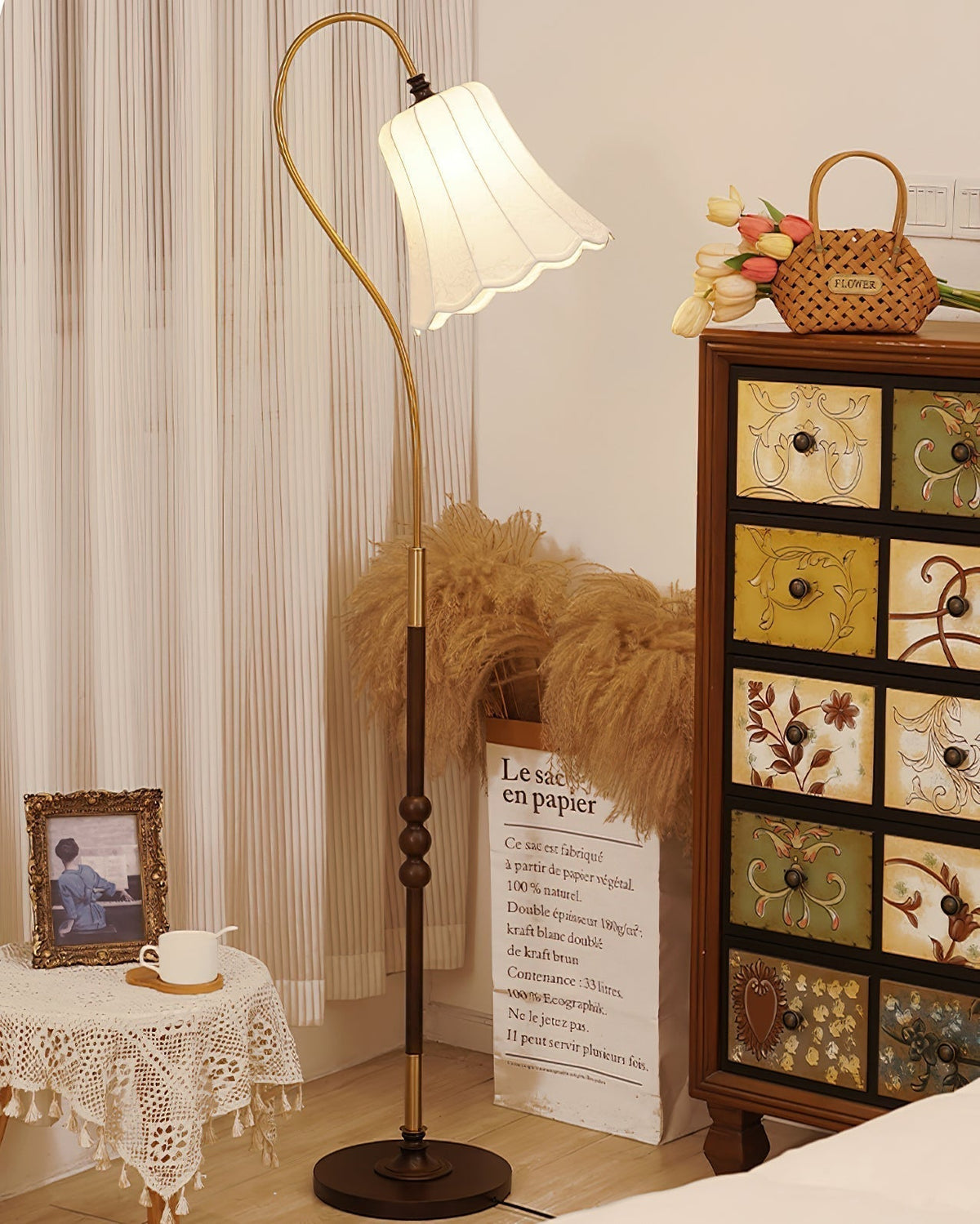 Lámpara de pie tulipán Tulema en un salón de estilo vintage – imagen 6