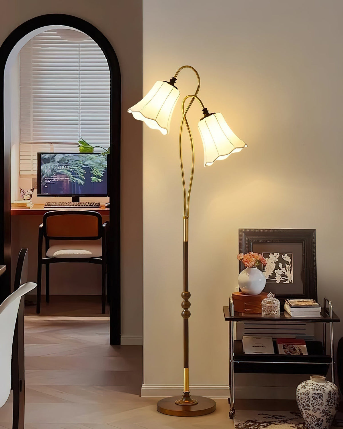 Lámpara de pie tulipán Tulema en un salón de estilo vintage – imagen 8