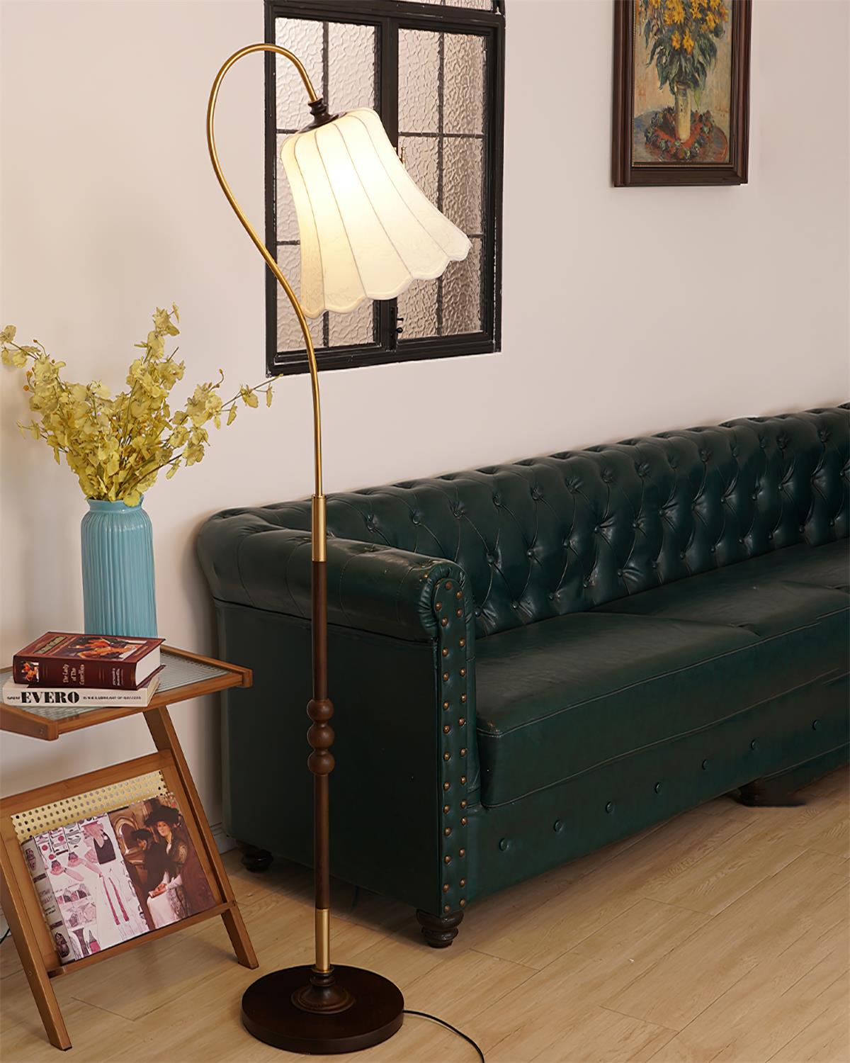 Lámpara de pie tulipán Tulema en un salón de estilo vintage – imagen 10