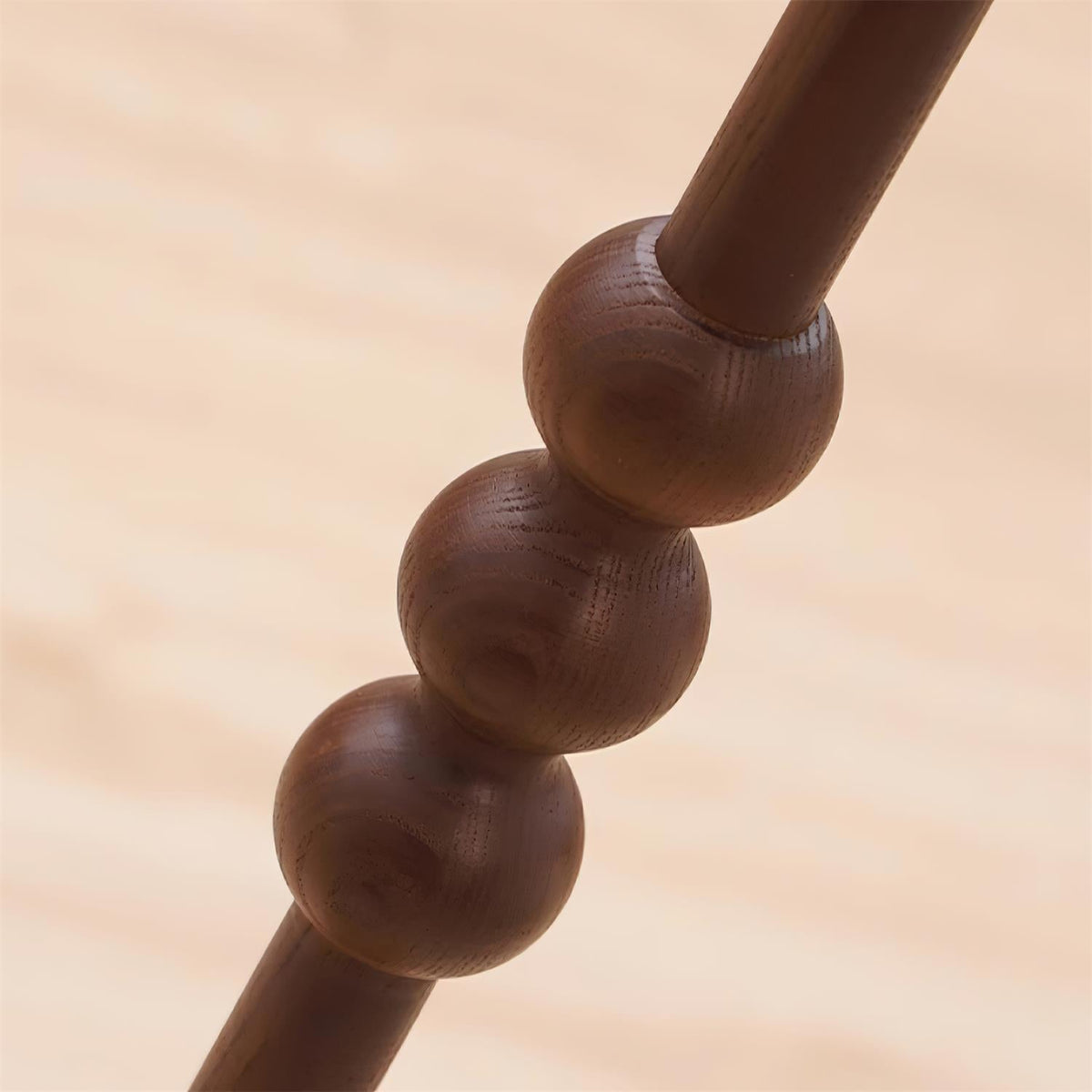 Lámpara de pie tulipán Tulema – detalle del fuste de madera torneada