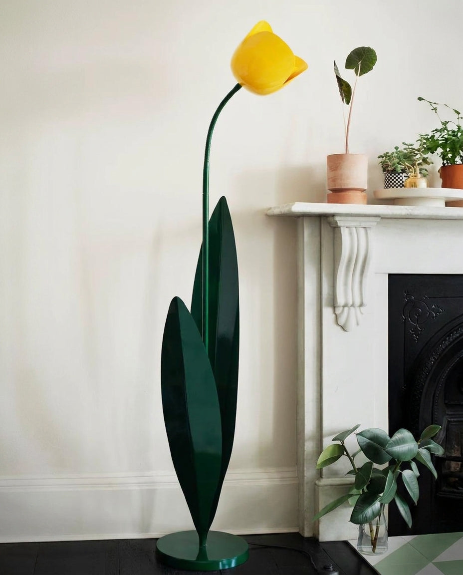 Lámpara de pie tulipán Tulena – con flor amarilla junto a una chimenea