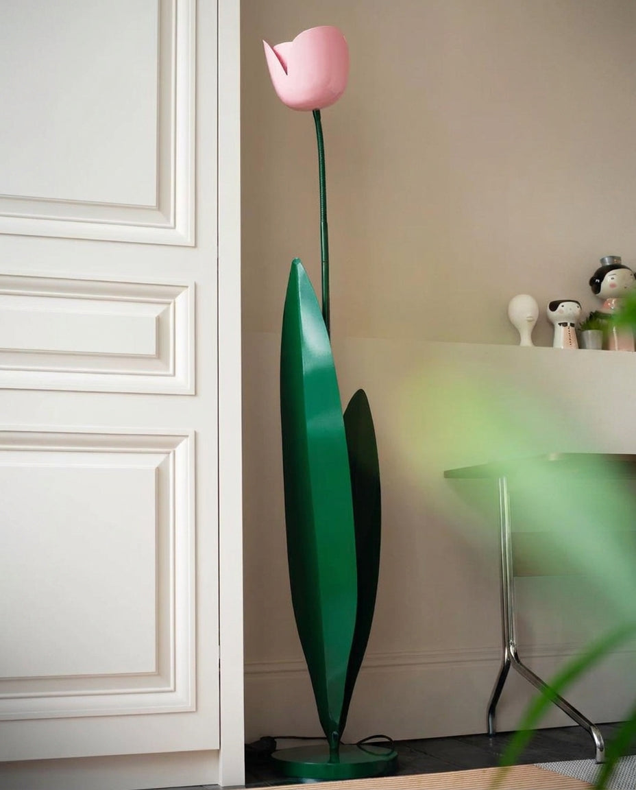 Lámpara de pie tulipán Tulena – con flor rosa junto a una puerta