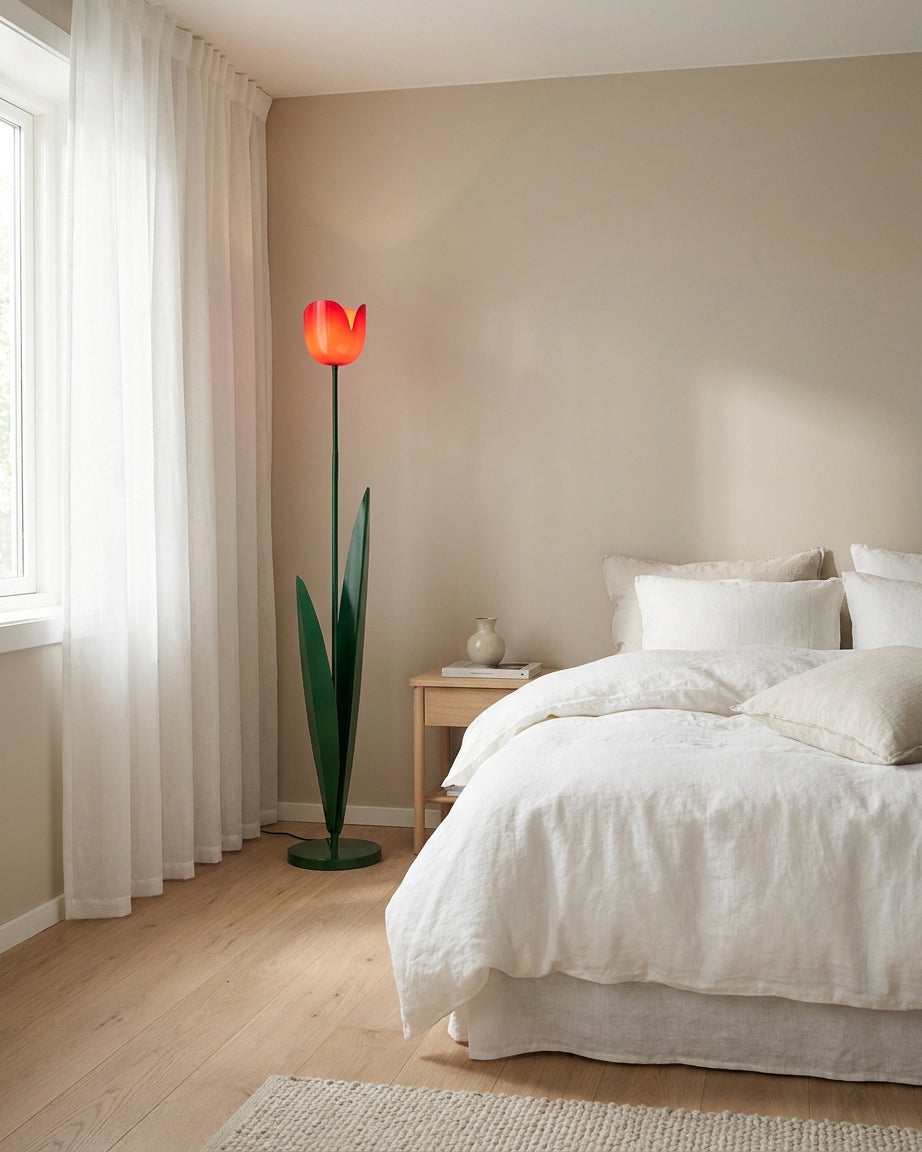 Lámpara de pie tulipán Tulena – con flor roja en un dormitorio