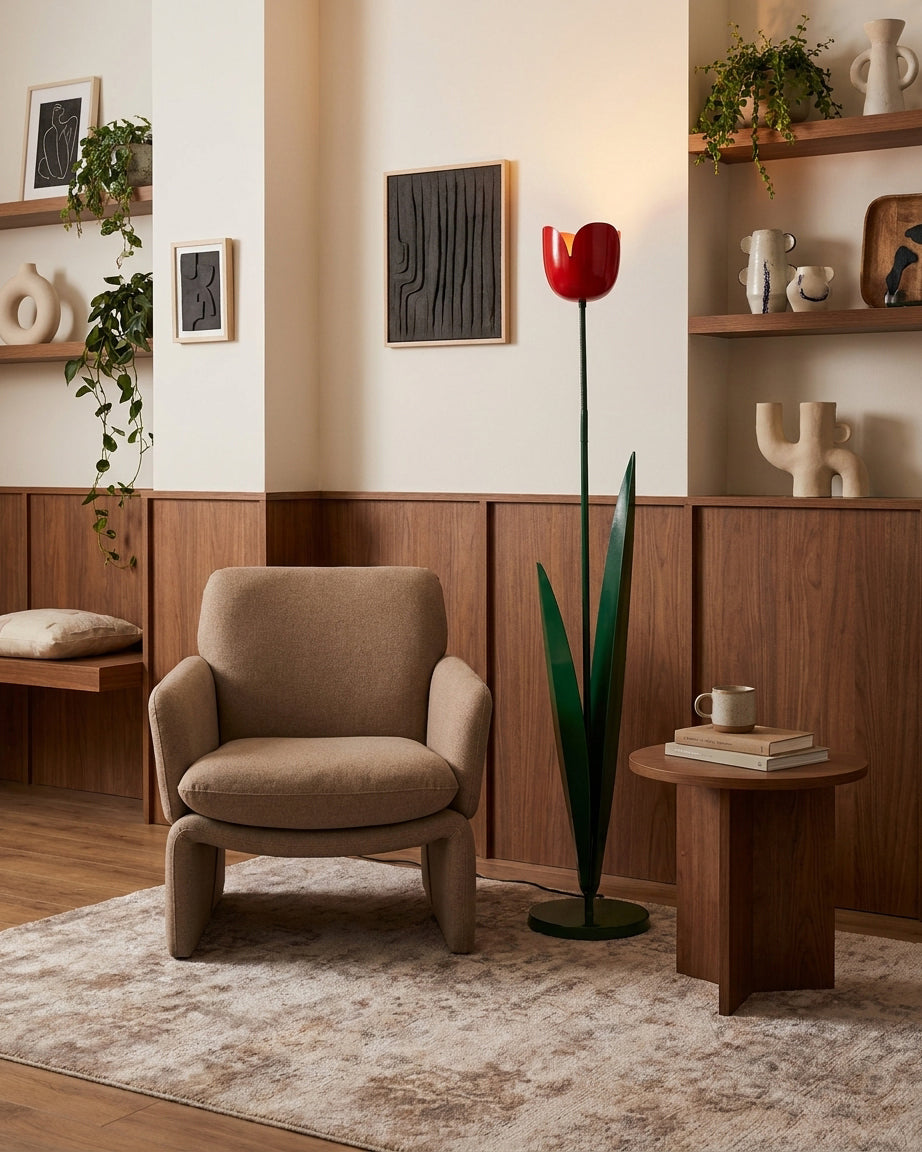 Lámpara de pie tulipán Tulena – con flor roja junto a un sillón