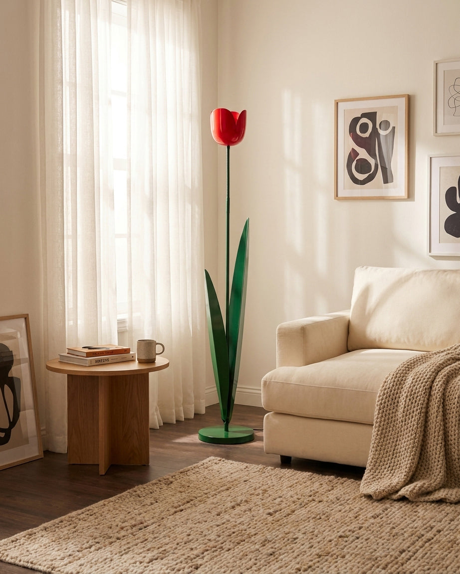 Lámpara de pie tulipán Tulena – con flor roja junto a un sofá crema