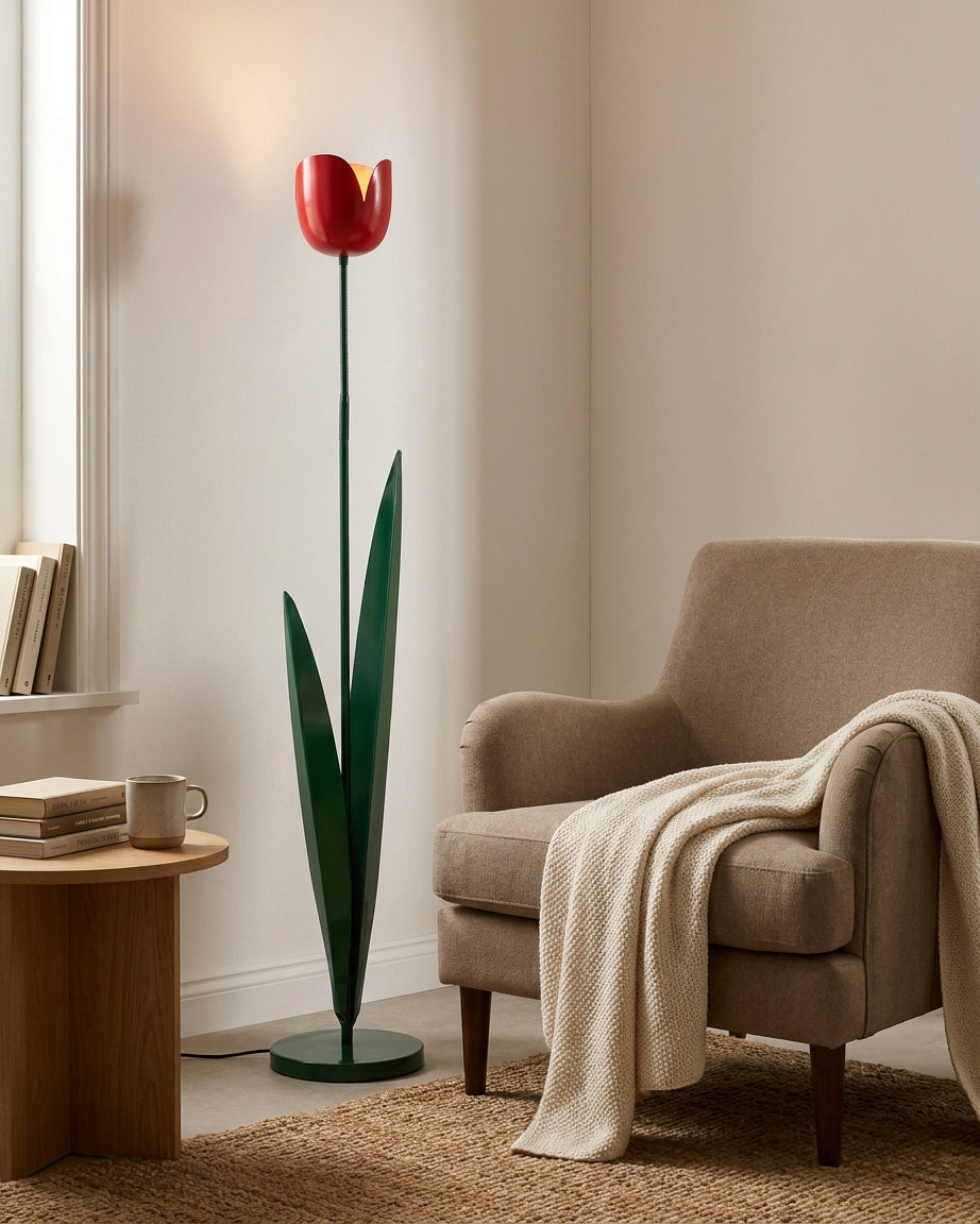 Lámpara de pie tulipán Tulena – con flor roja junto a una butaca