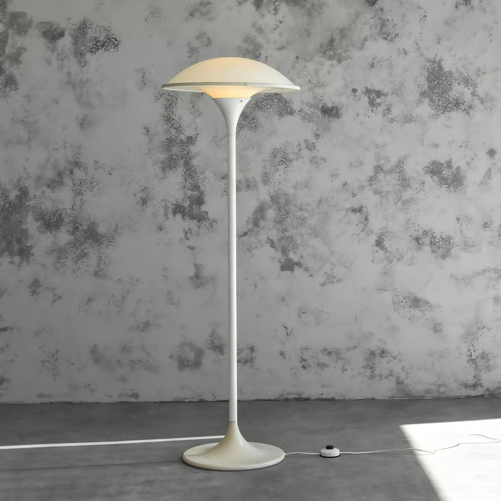 Lámpara de pie retro de acrílico Tulivia – encendida junto a una pared gris