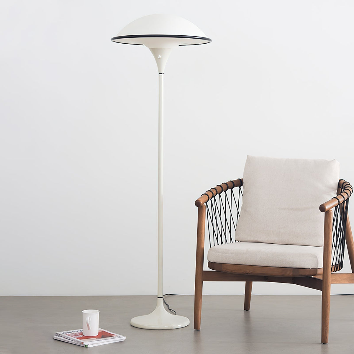 Lámpara de pie retro de acrílico Tulivia – junto a un sillón de madera