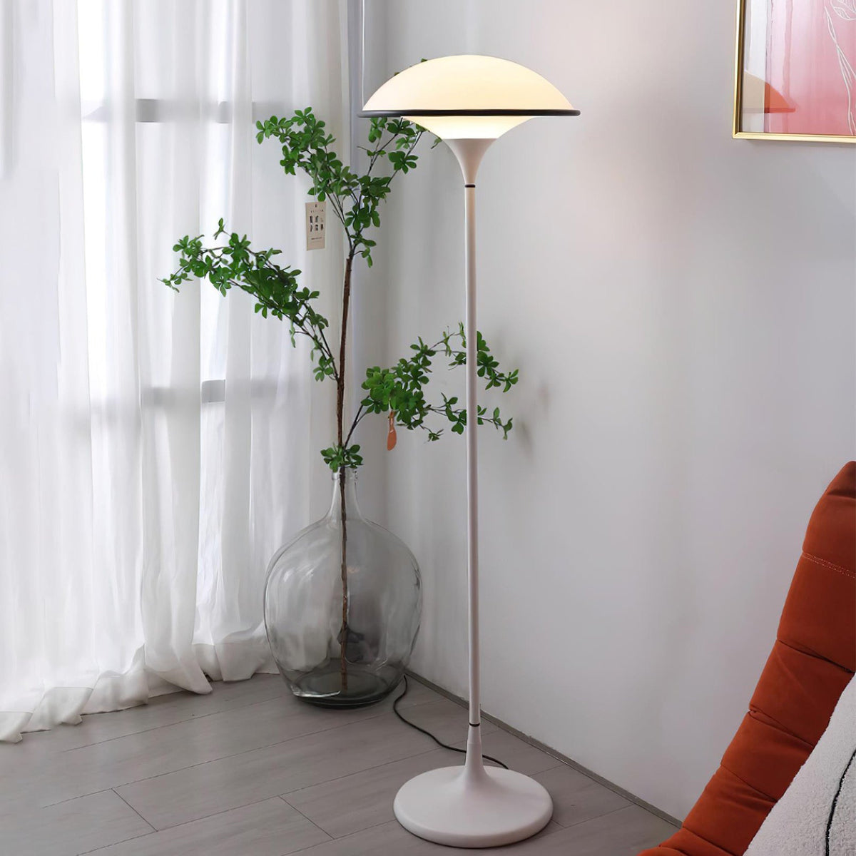 Lámpara de pie retro de acrílico Tulivia – junto a una planta en un salón