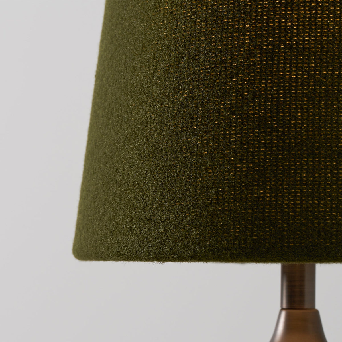 Lámpara de mesa de madera torneada Tulvia – detalle de la pantalla de tela verde