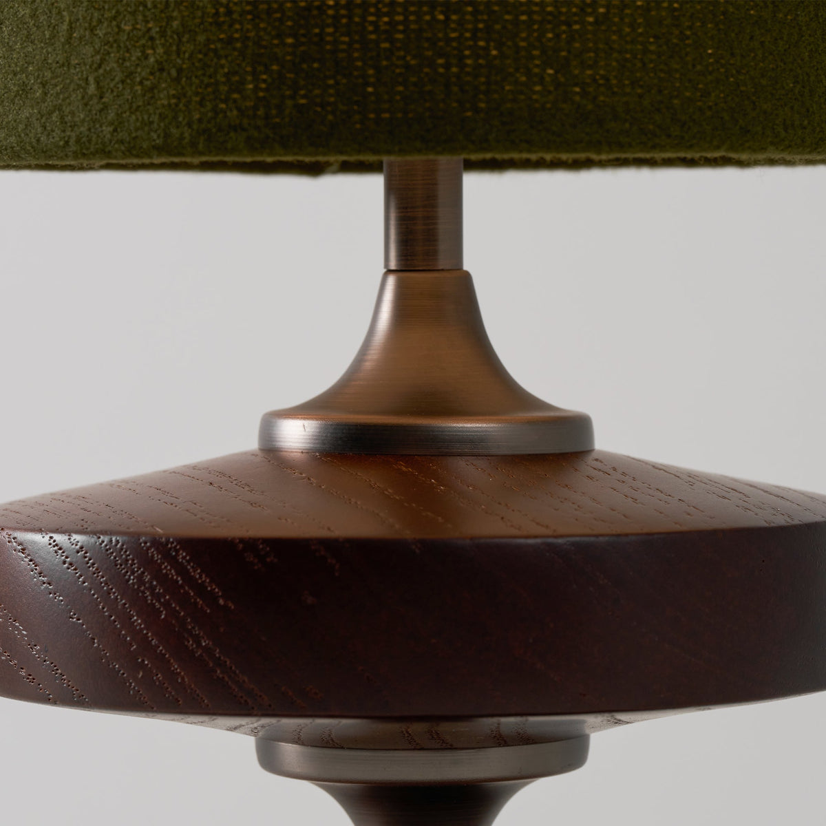 Lámpara de mesa de madera torneada Tulvia – detalle de la base de madera torneada y latón
