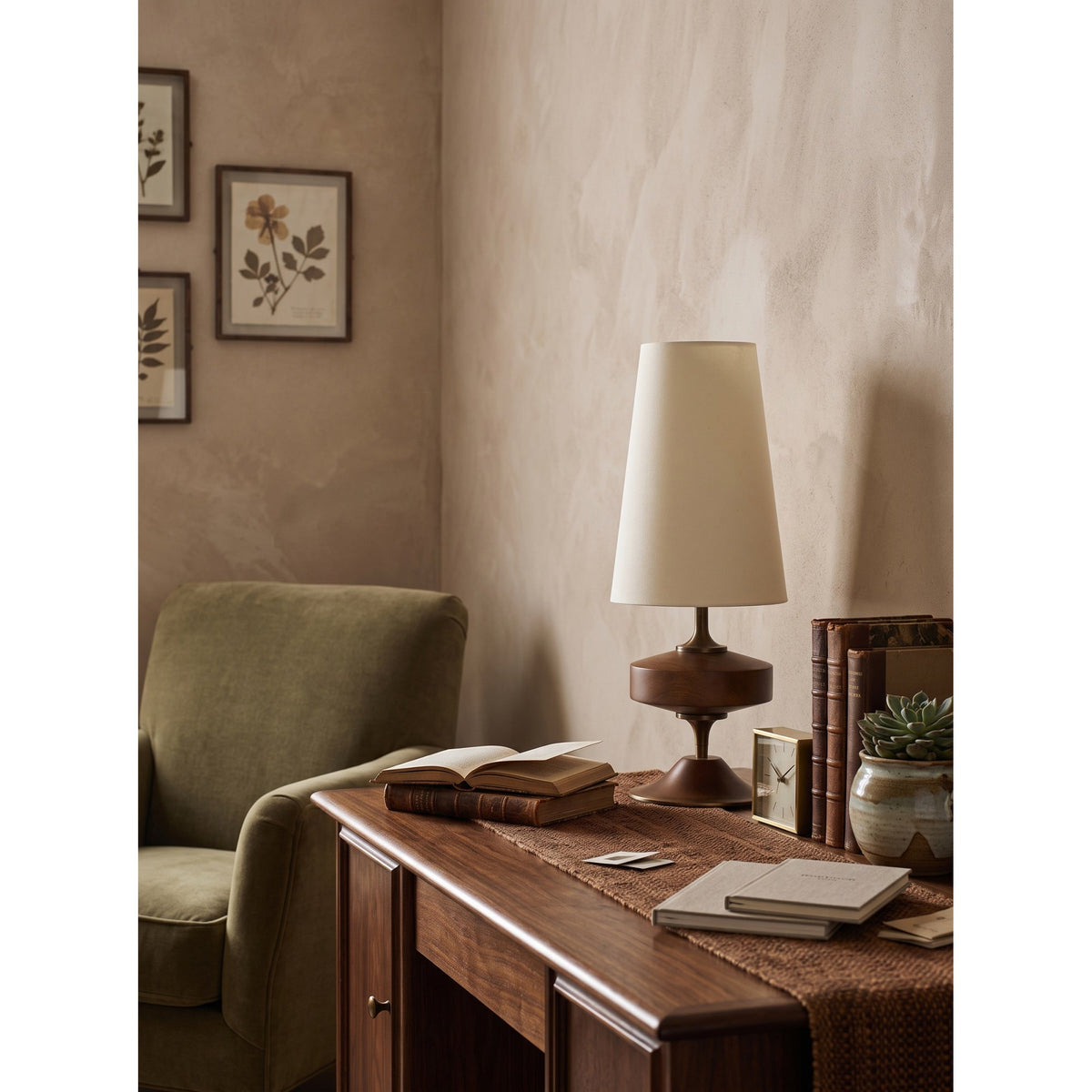 Lámpara de mesa de madera torneada Tulvia – con pantalla blanca sobre un escritorio de madera