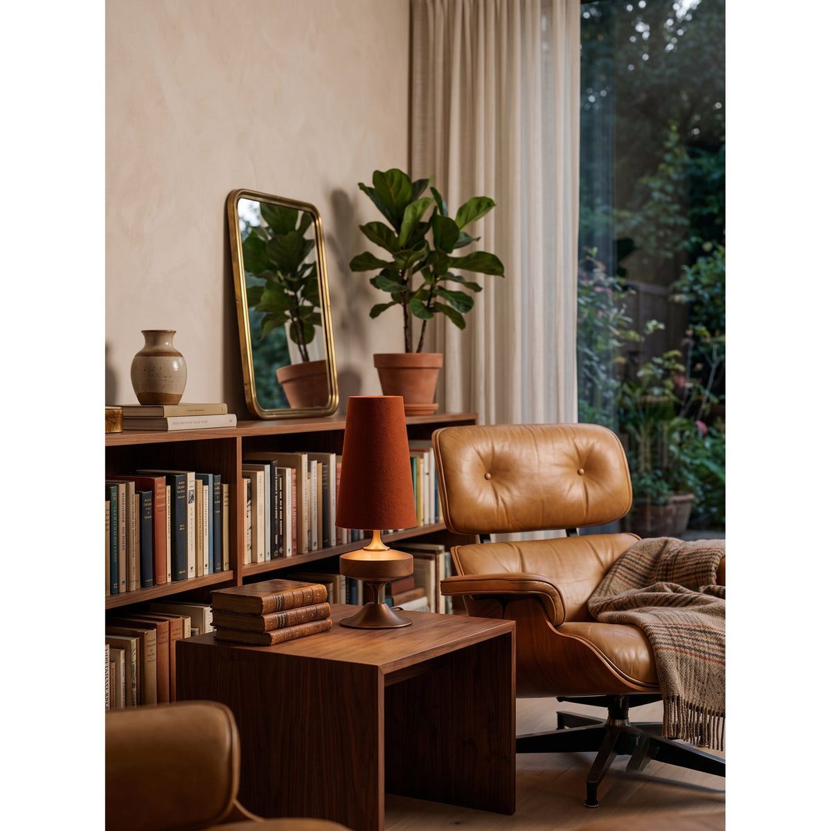 Lámpara de mesa de madera torneada Tulvia – con pantalla roja junto a un sillón de lectura