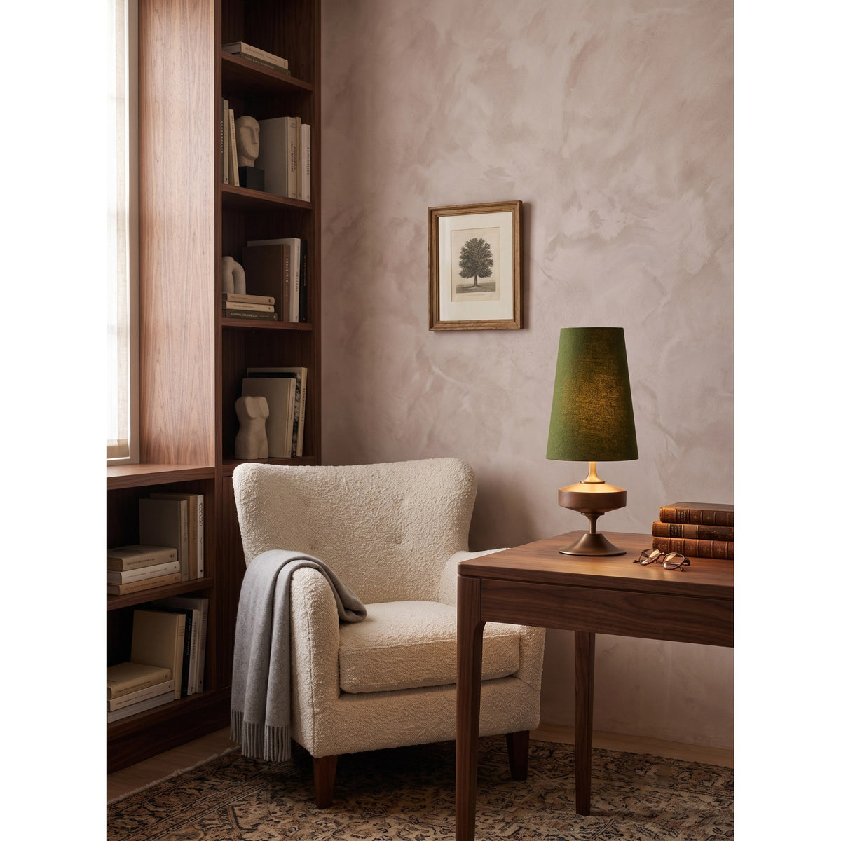 Lámpara de mesa de madera torneada Tulvia – con pantalla verde junto a una butaca
