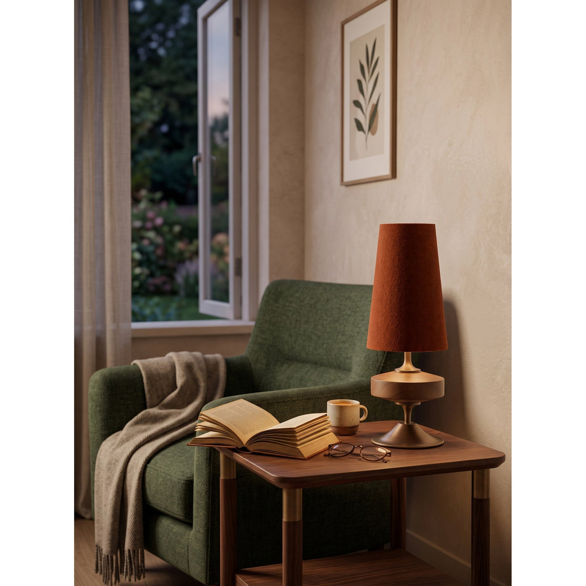 Lámpara de mesa de madera torneada Tulvia – con pantalla roja sobre una mesa auxiliar