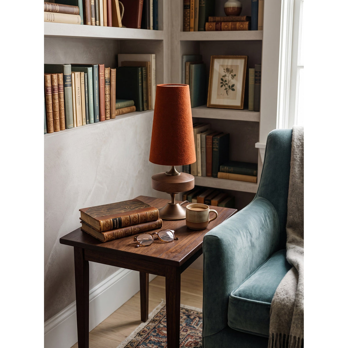 Lámpara de mesa de madera torneada Tulvia – con pantalla roja en una biblioteca