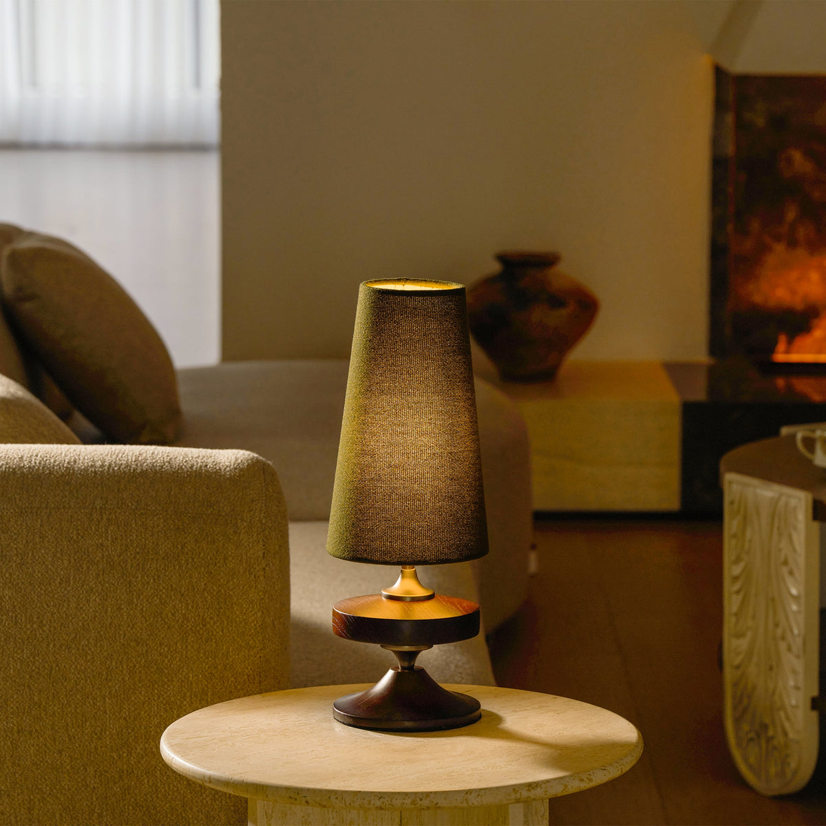 Lámpara de mesa de madera torneada Tulvia – encendida junto a la chimenea