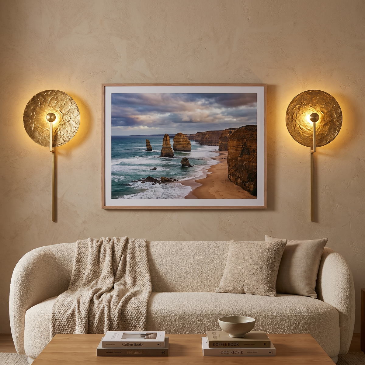 Aplique de pared Yasola con disco martillado dorado – pareja de apliques en un salón
