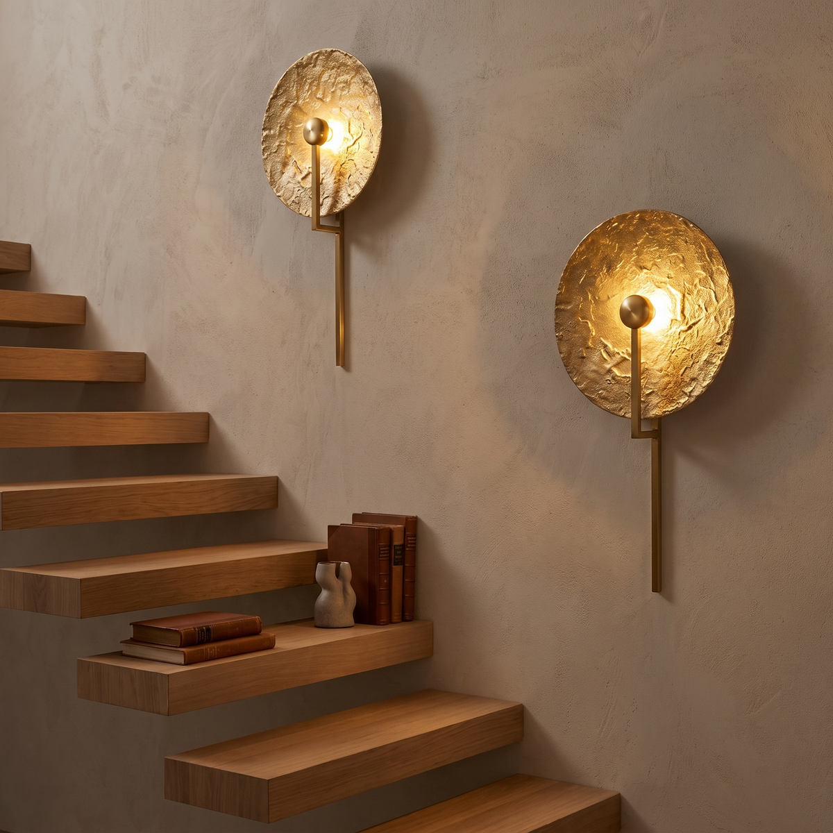 Aplique de pared Yasola con disco martillado dorado – en una escalera