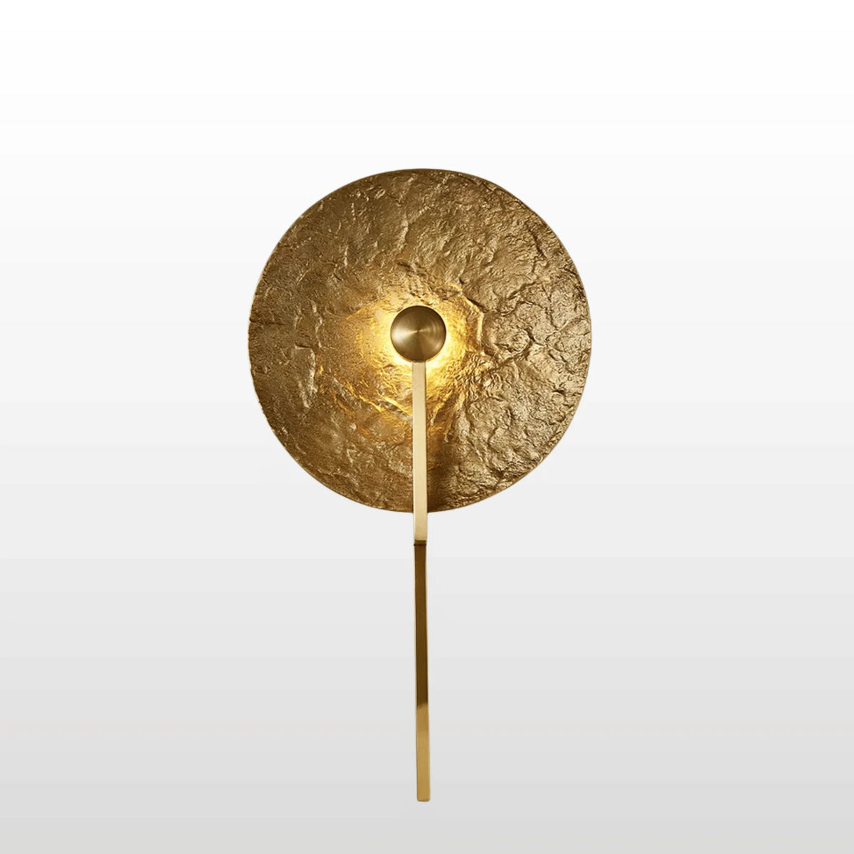 Aplique de pared Yasola con disco martillado dorado – vista principal
