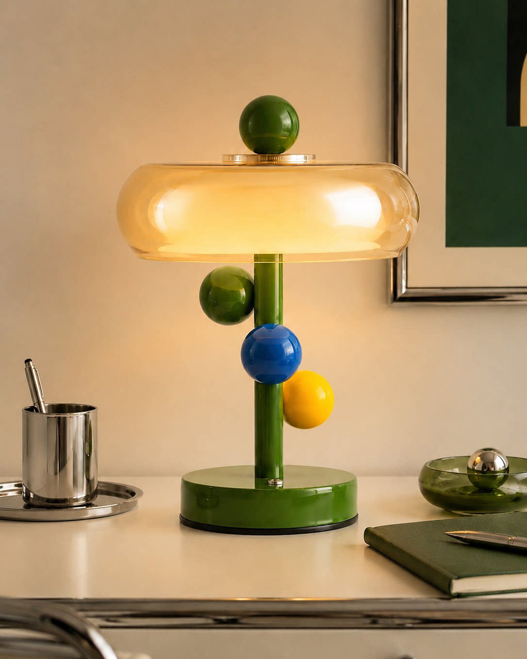 Lámpara de mesa LED de colores Tutela – verde en un escritorio