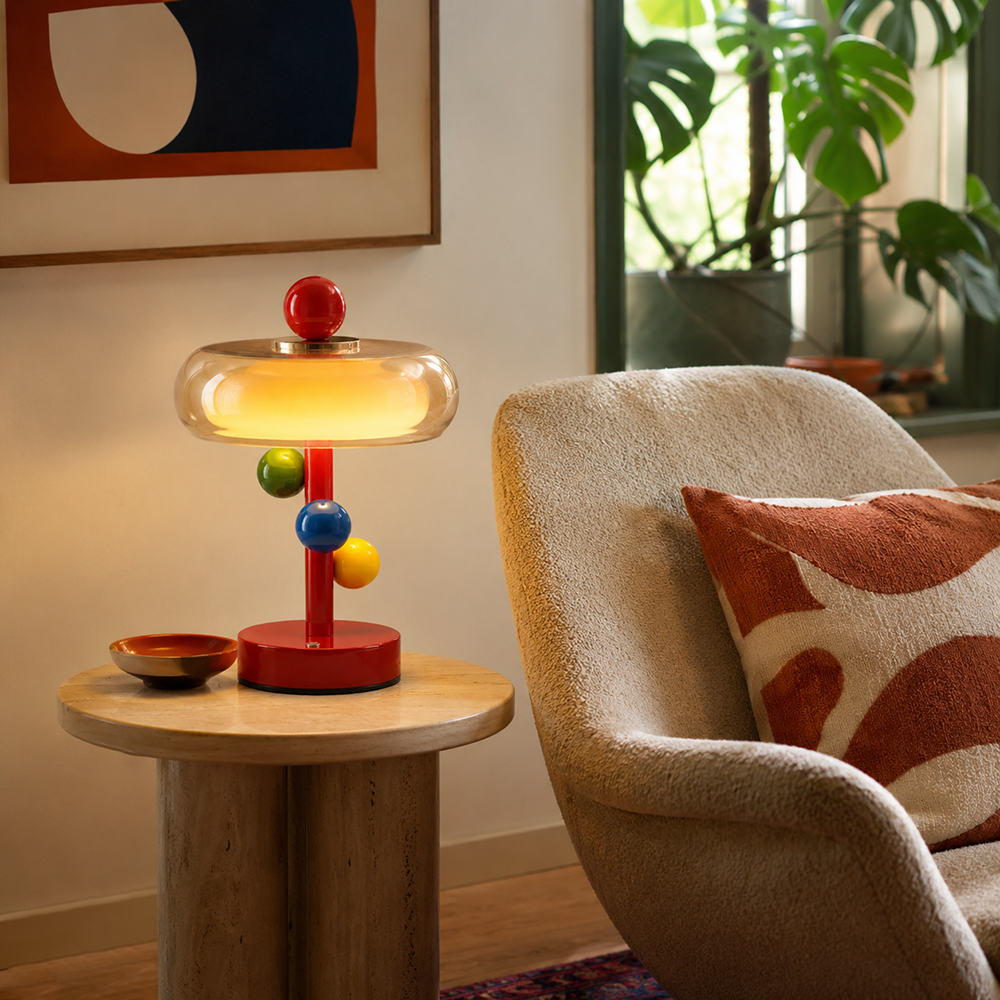 Lámpara de mesa LED de colores Tutela en un salón alegre – imagen 9