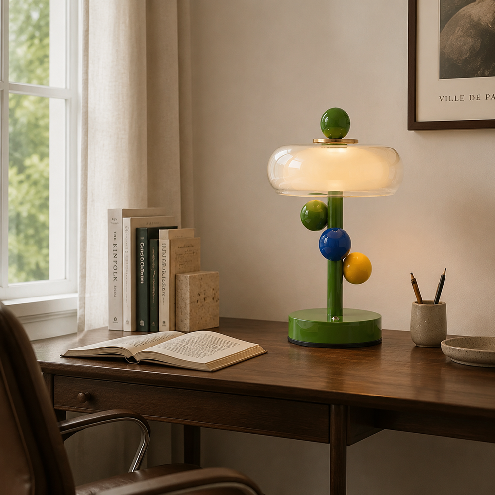 Lámpara de mesa LED de colores Tutela en un salón alegre – imagen 11