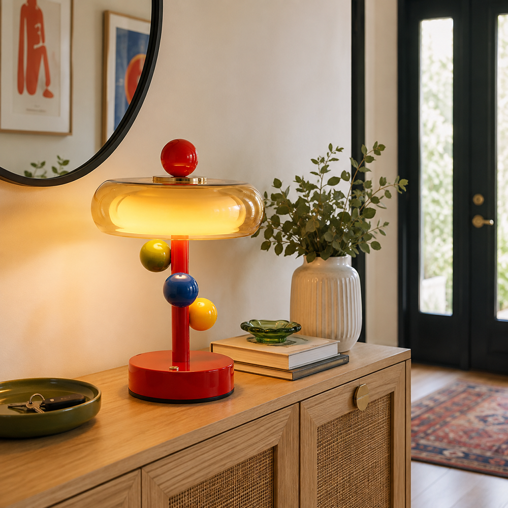 Lámpara de mesa LED de colores Tutela en un salón alegre – imagen 13