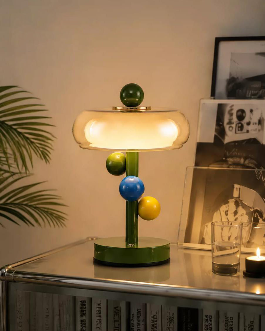 Lámpara de mesa LED de colores Tutela en un salón alegre – imagen 15