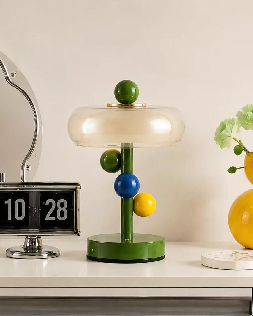 Lámpara de mesa LED de colores Tutela en un salón alegre – imagen 16