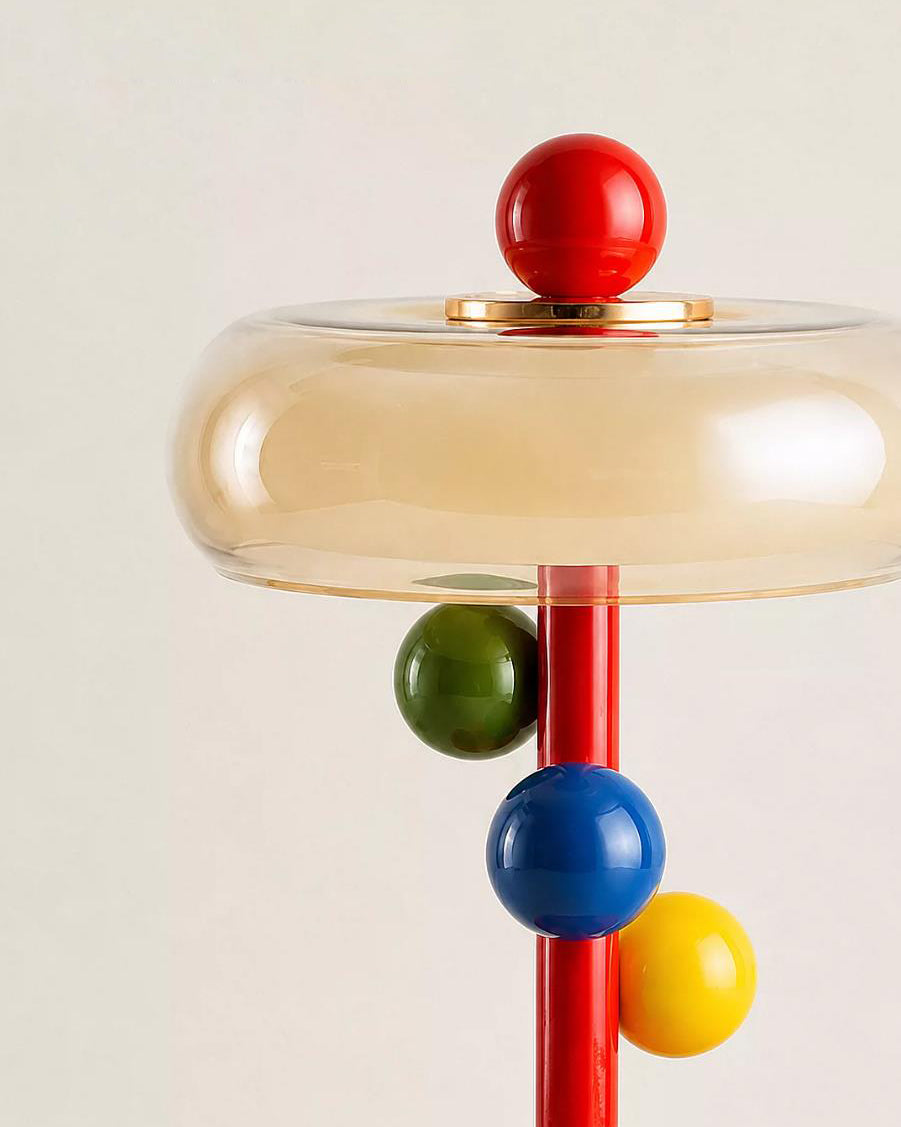Lámpara de mesa LED de colores Tutela – detalle de la pantalla de cristal y las bolas de color