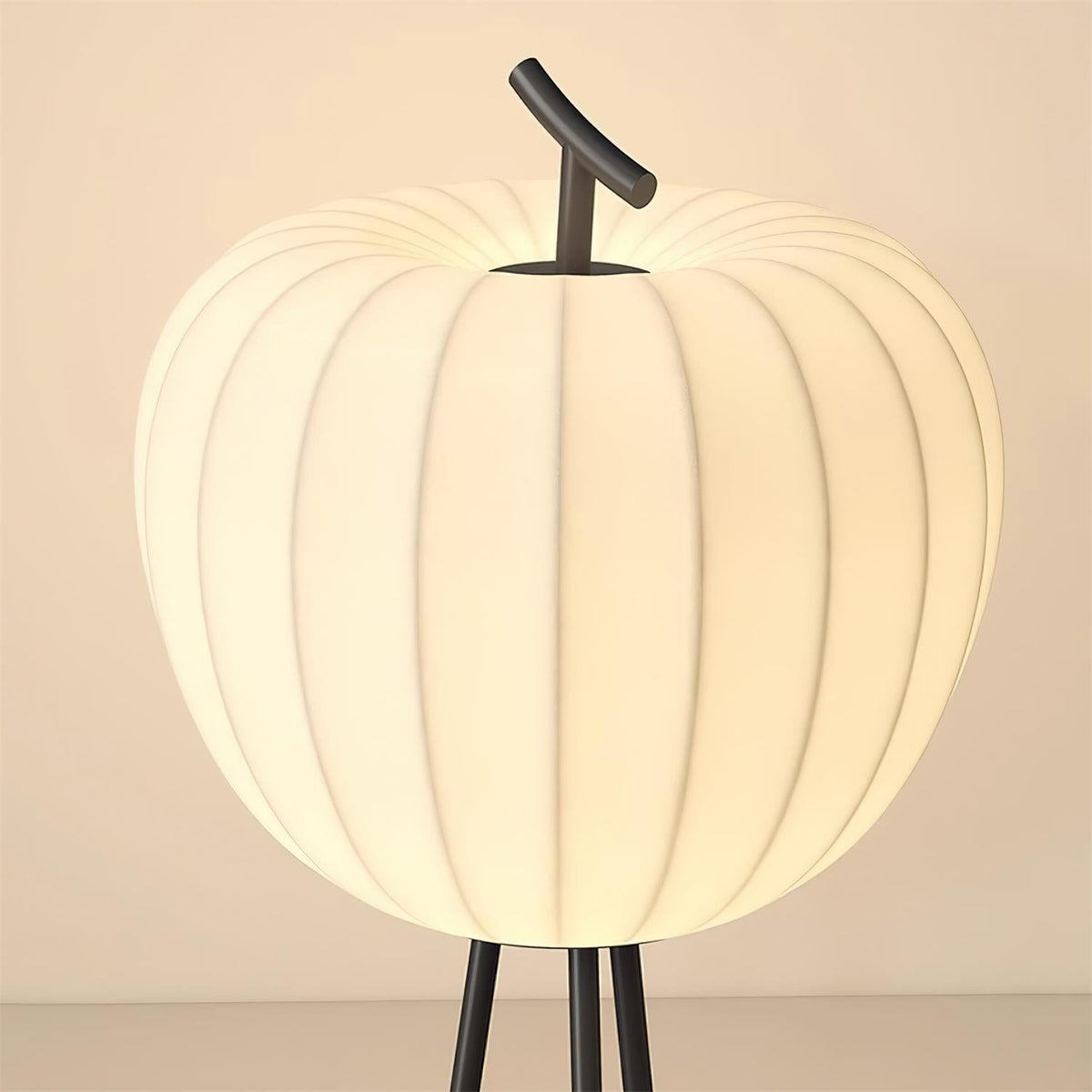 Lámpara de pie baja Tuvela – detalle de la pantalla en forma de calabaza