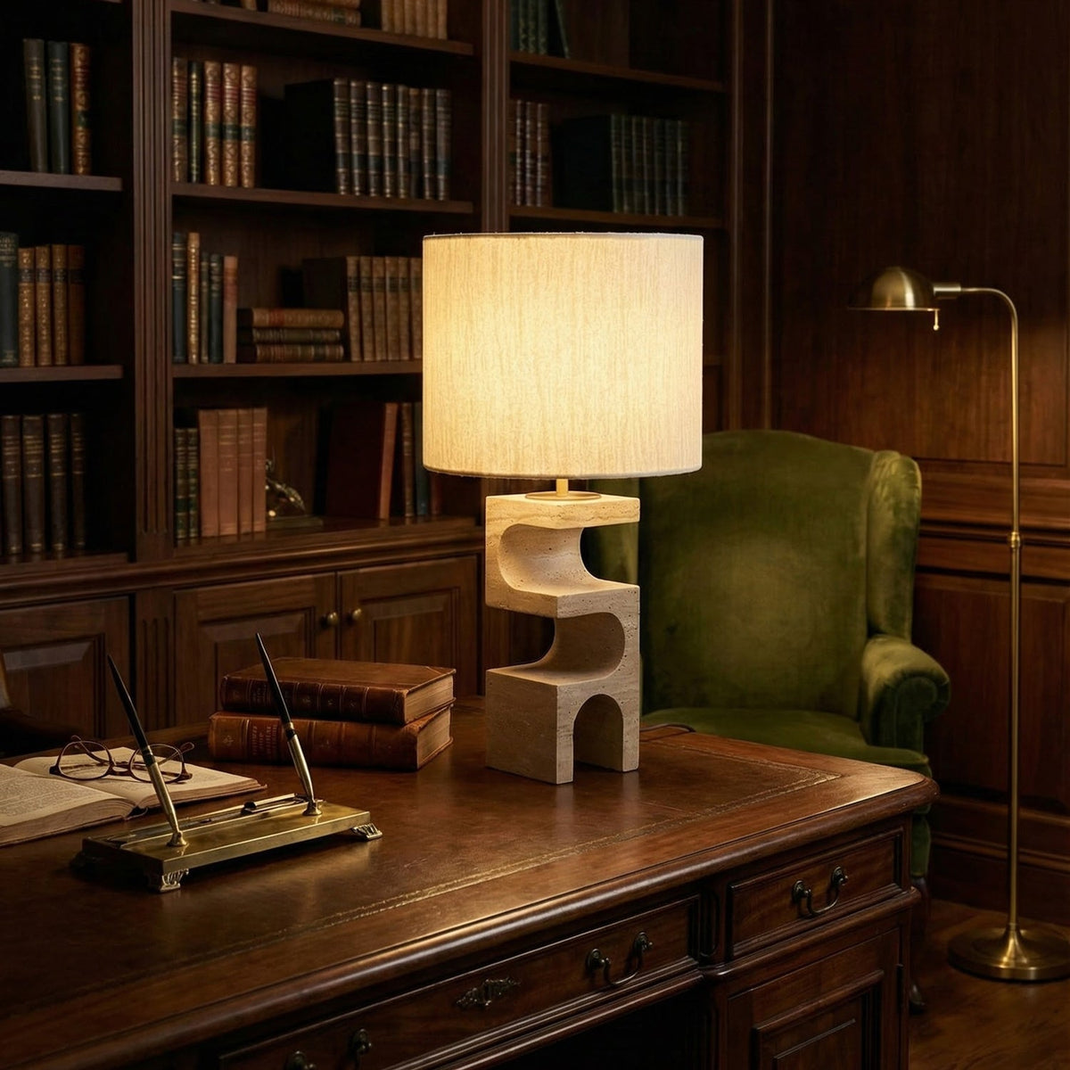 Lámpara de mesa de travertino Ubrica en un dormitorio sereno – imagen 6