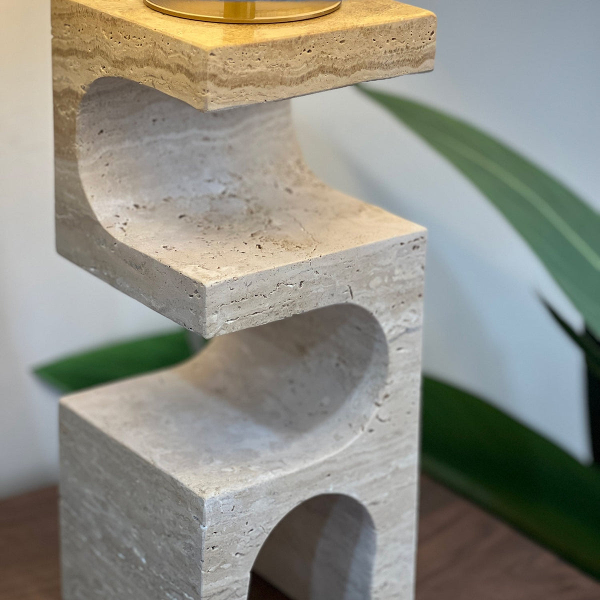 Lámpara de mesa de travertino Ubrica – detalle de los arcos de travertino