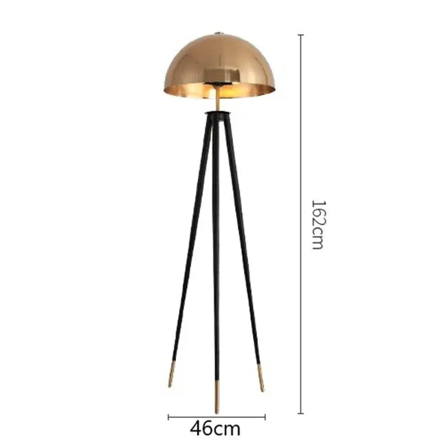 Lámpara de pie trípode Ulaya con cúpula dorada – medidas 46 × 162 cm