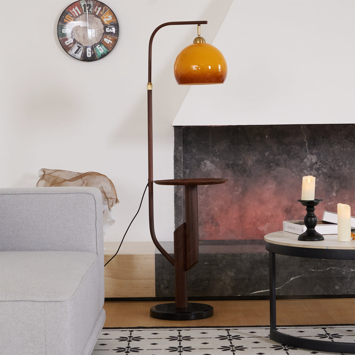 Lámpara de pie con mesita auxiliar Ulmeira junto a un sillón de lectura – imagen 12