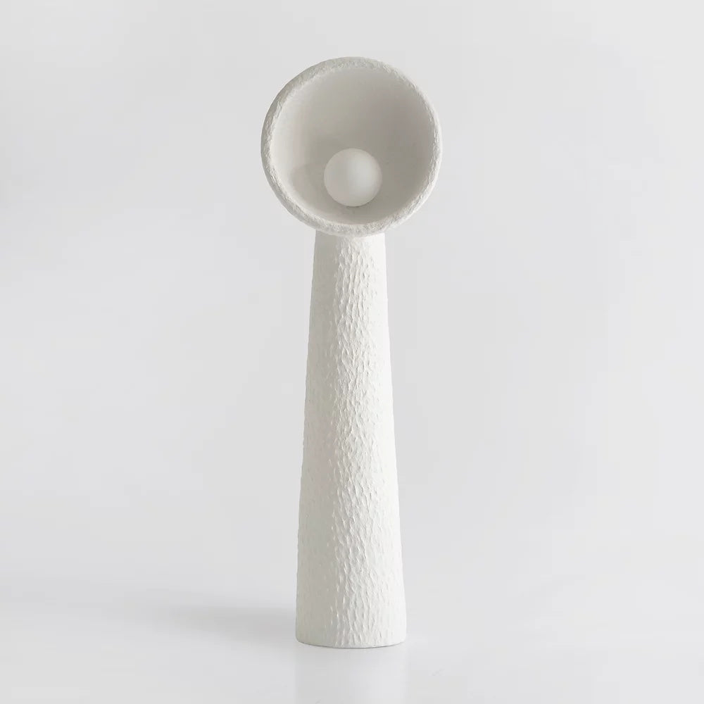 Lámpara de pie escultural Ulmira en un salón de estilo wabi sabi – imagen 6