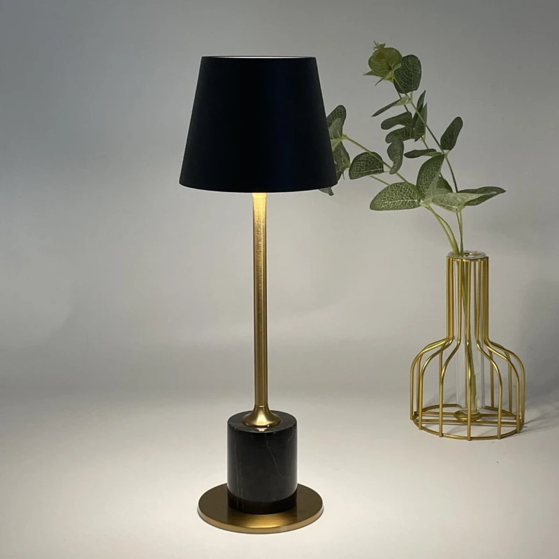 Lámpara de mesa inalámbrica de mármol Ulvara – con fondo claro y planta