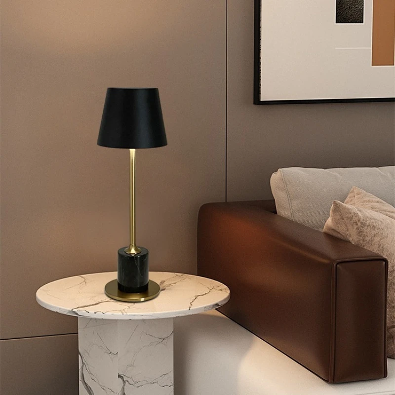 Lámpara de mesa inalámbrica de mármol Ulvara en un dormitorio elegante – imagen 6