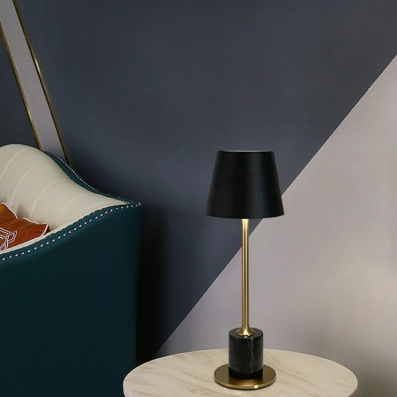 Lámpara de mesa inalámbrica de mármol Ulvara en un dormitorio elegante – imagen 8