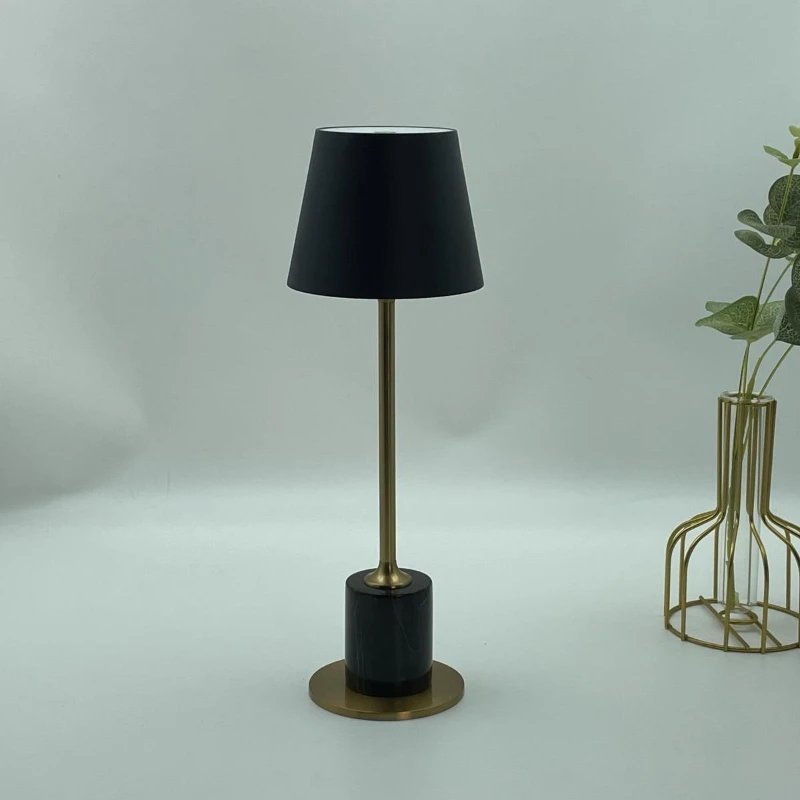 Lámpara de mesa inalámbrica de mármol Ulvara en un dormitorio elegante – imagen 9
