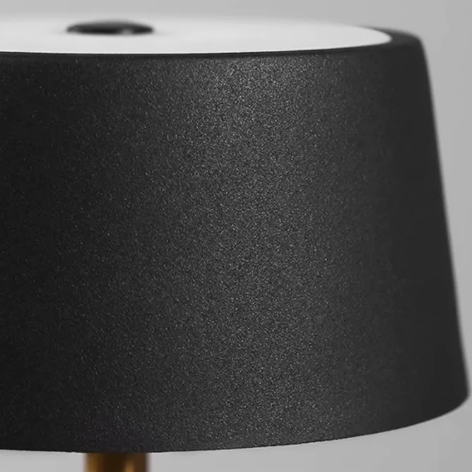 Lámpara de mesa inalámbrica de mármol Ulvara – detalle de la pantalla negra