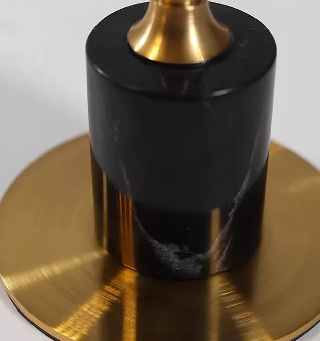 Lámpara de mesa inalámbrica de mármol Ulvara – detalle de la base de mármol y latón