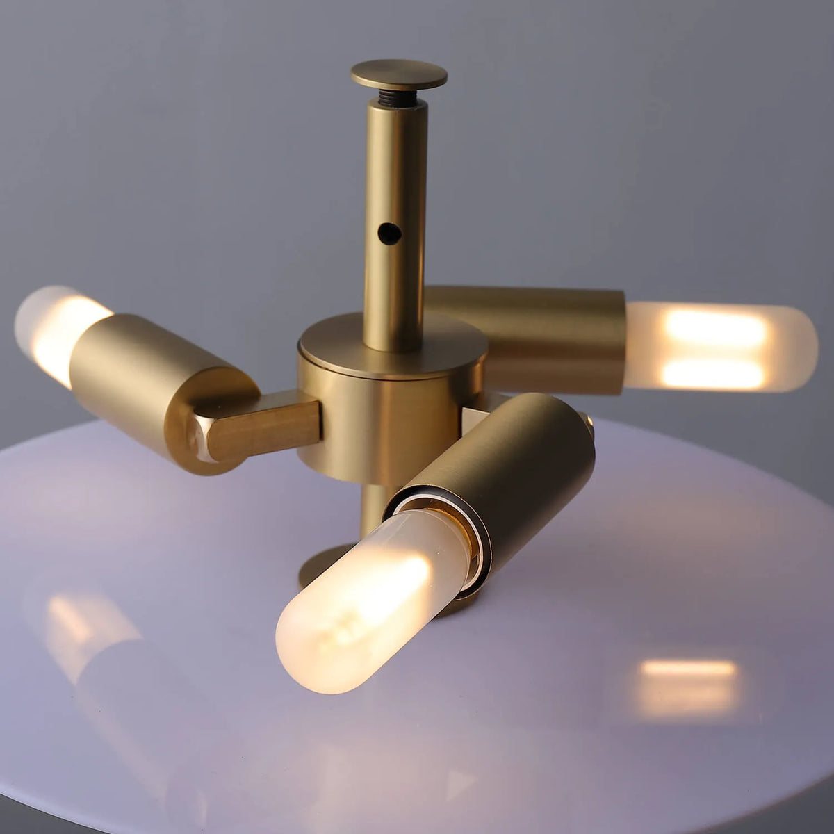 Lámpara de mesa seta de latón Umbela – detalle de las tres luces bajo la cúpula