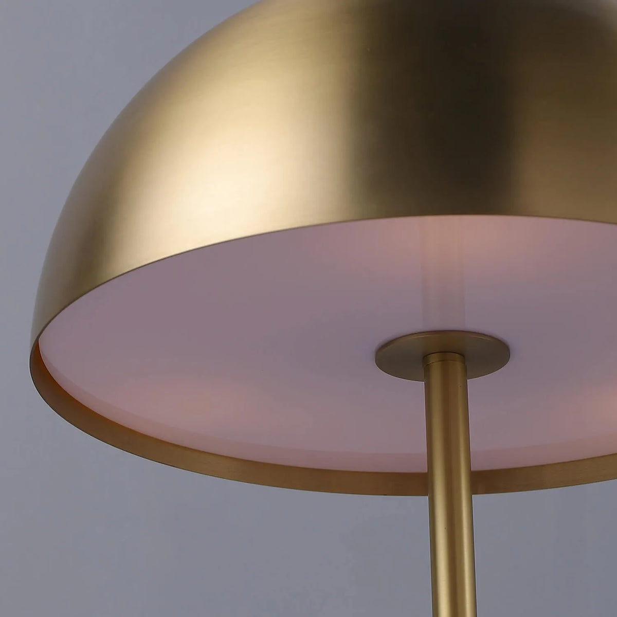 Lámpara de mesa seta de latón Umbela – detalle del interior de la cúpula
