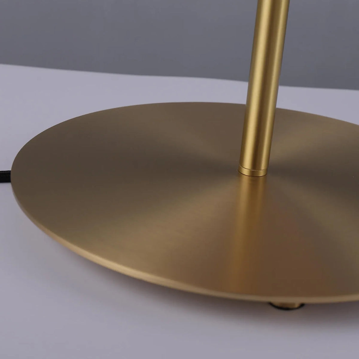 Lámpara de mesa seta de latón Umbela – detalle de la base redonda de latón